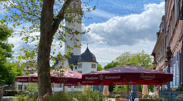Gasthaus Zum Bären Frankfurt-Höchst: Biergarten am Höchster Schlossplatz