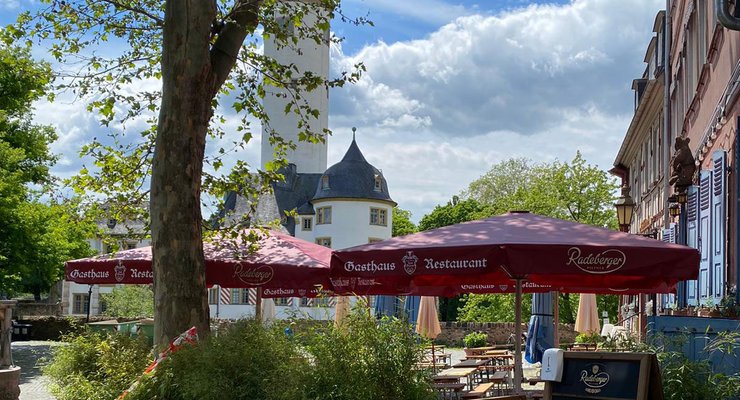 Gasthaus Zum Bären Frankfurt-Höchst: Biergarten am Schlossplatz