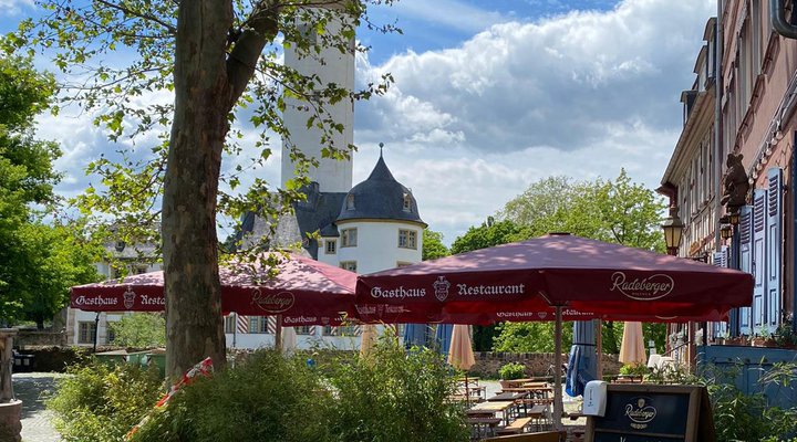 Gasthaus Zum Bären Frankfurt-Höchst: Biergarten am Schlossplatz