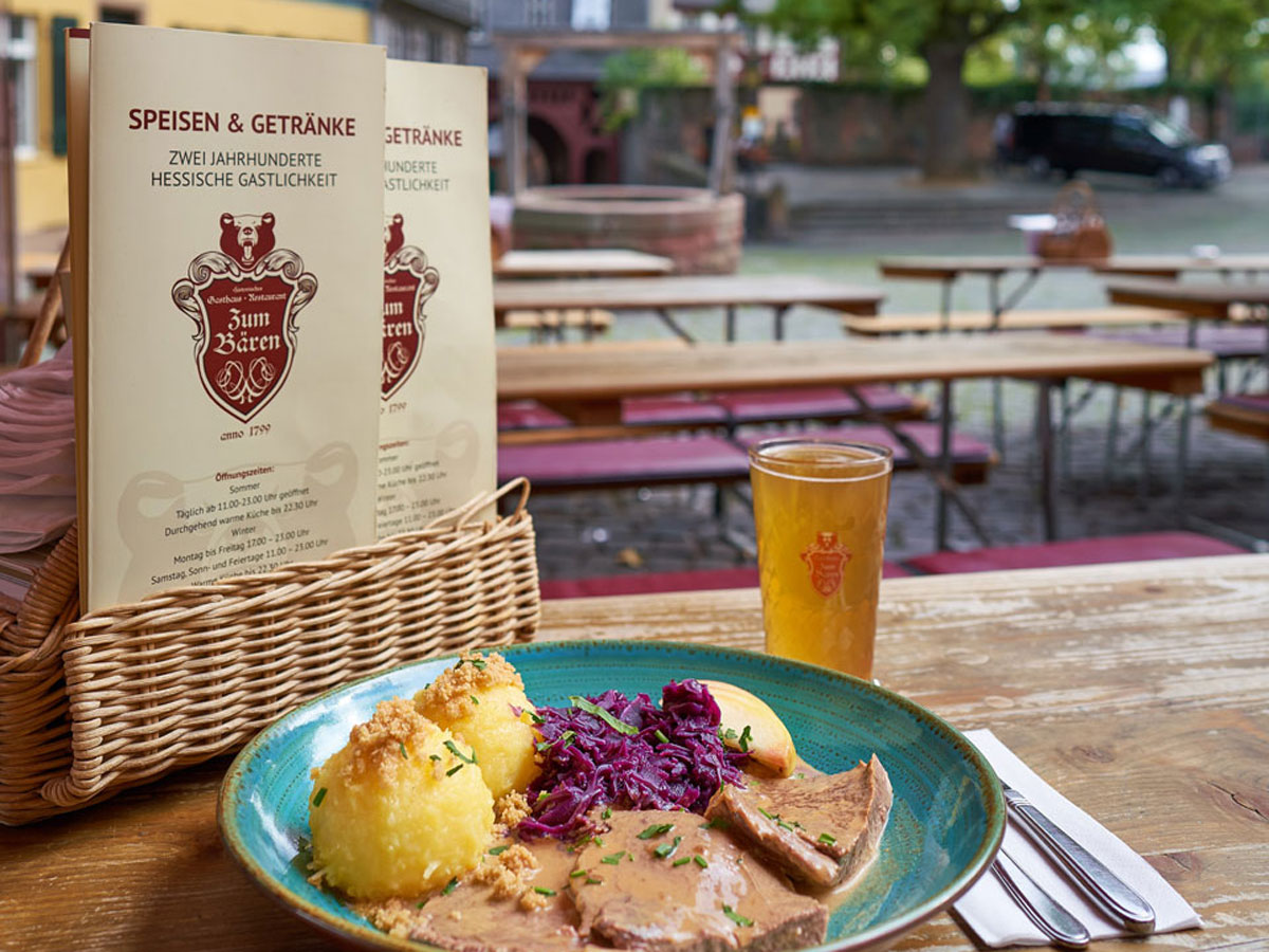 Gasthaus Zum Bären Frankfurt-Höchst: Biergarten mit Gericht am Höchster Schlossplatz