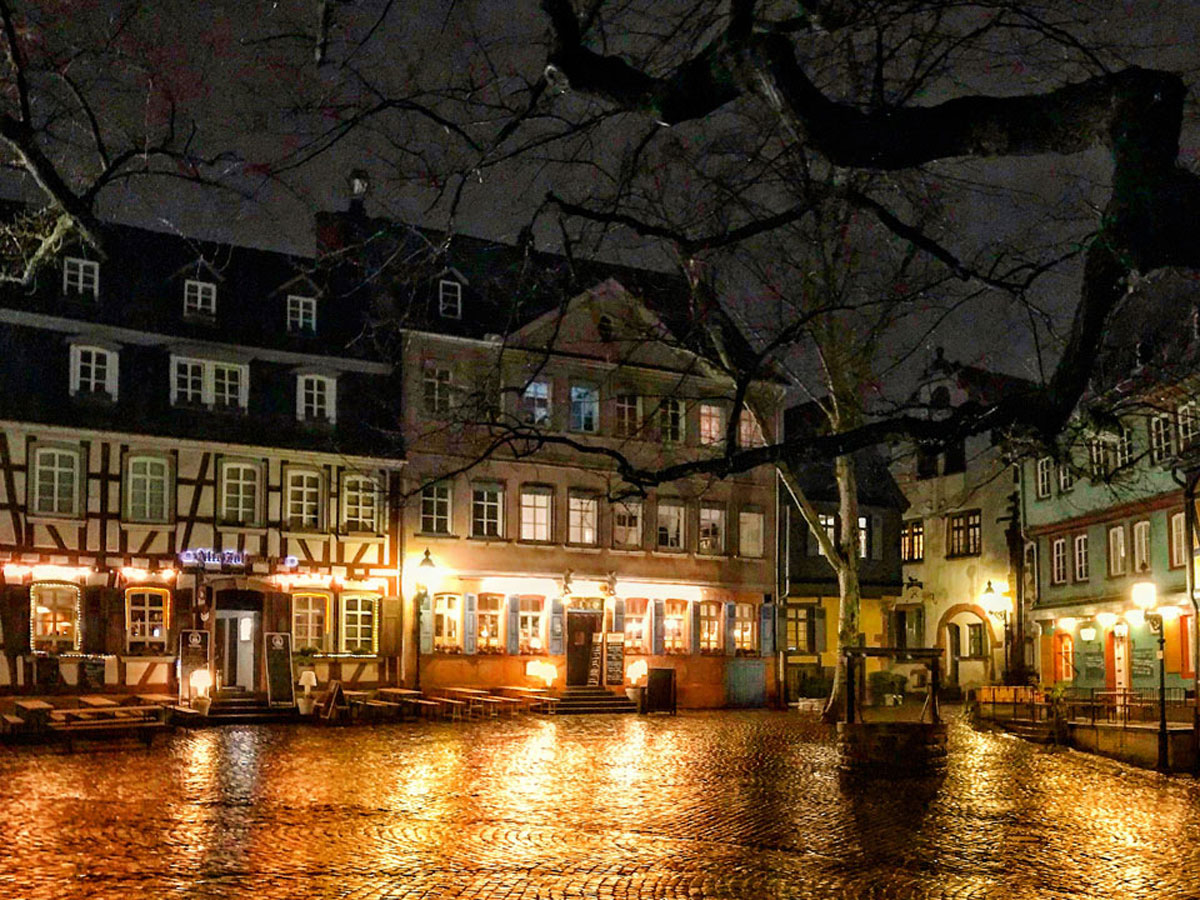 Gasthaus Zum Bären Frankfurt-Höchst: Schlossplatz bei Nacht